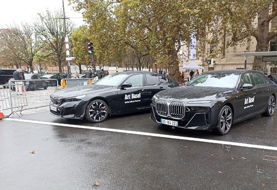 BMW  السيارة الرسمية لمعرض ART Basel paris 