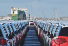 سيارات في الموانيء