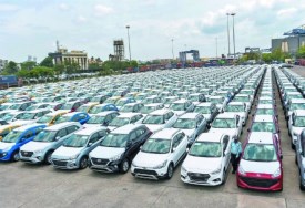 سيارات في الصين تنتظر التصدير