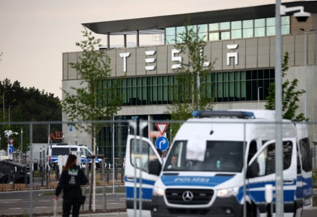 الشرطة الالمانية تقف امام شركة تسلا