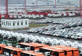 سيارات تقف في ساحة ميناء شانغهاي