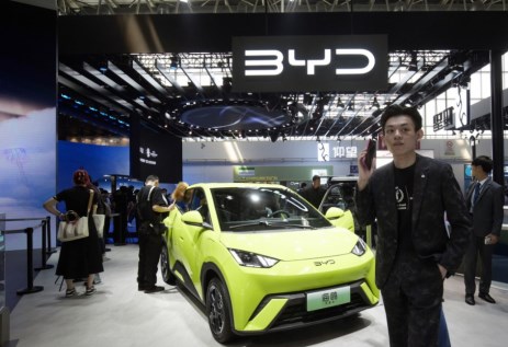 الصين تتحول إلى قوة كبرى في تصنيع السيارات الكهربائية