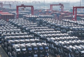 سيارات في ميناء صيني تنتظر التصدير 