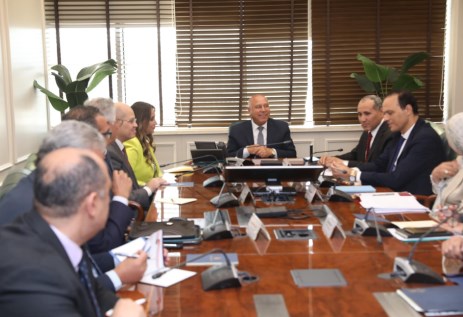 اجتماع كامل الوزير لبحث صناعة السيارات في مصر