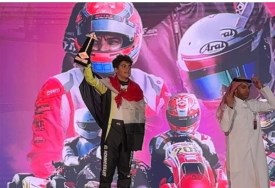 المتسابق زين الحمصاني على منصة التتويج