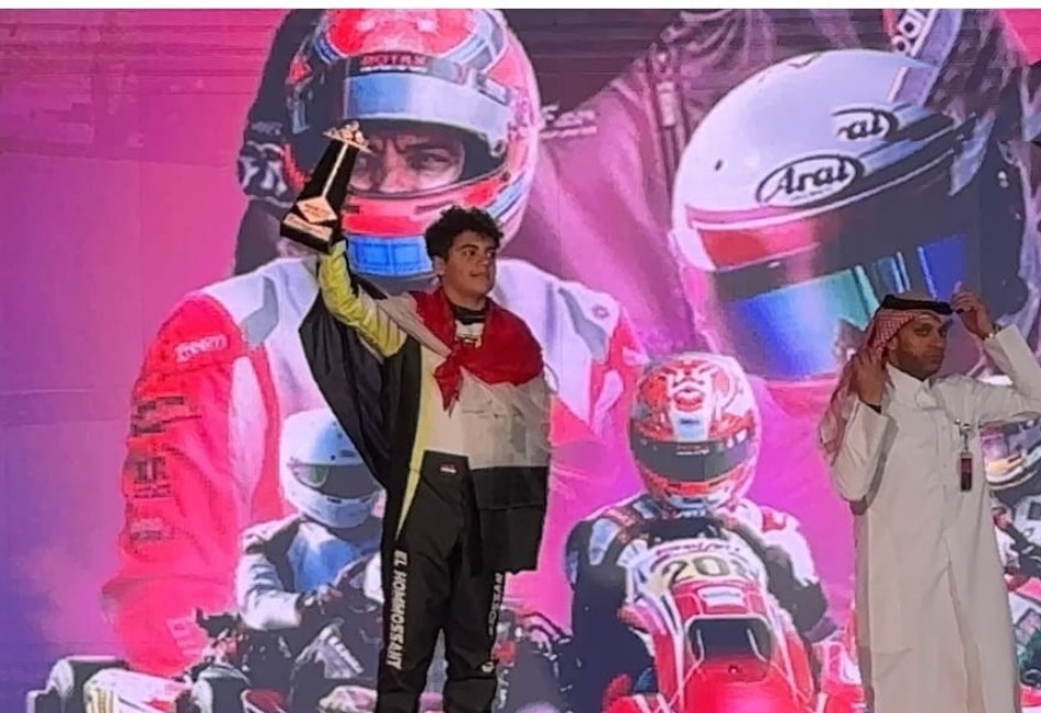 المتسابق زين الحمصاني على منصة التتويج
