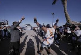 مصري يجر قارب بأسنانه