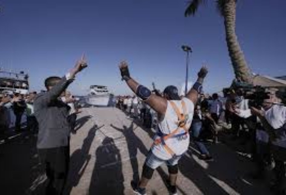 مصري يجر قارب بأسنانه