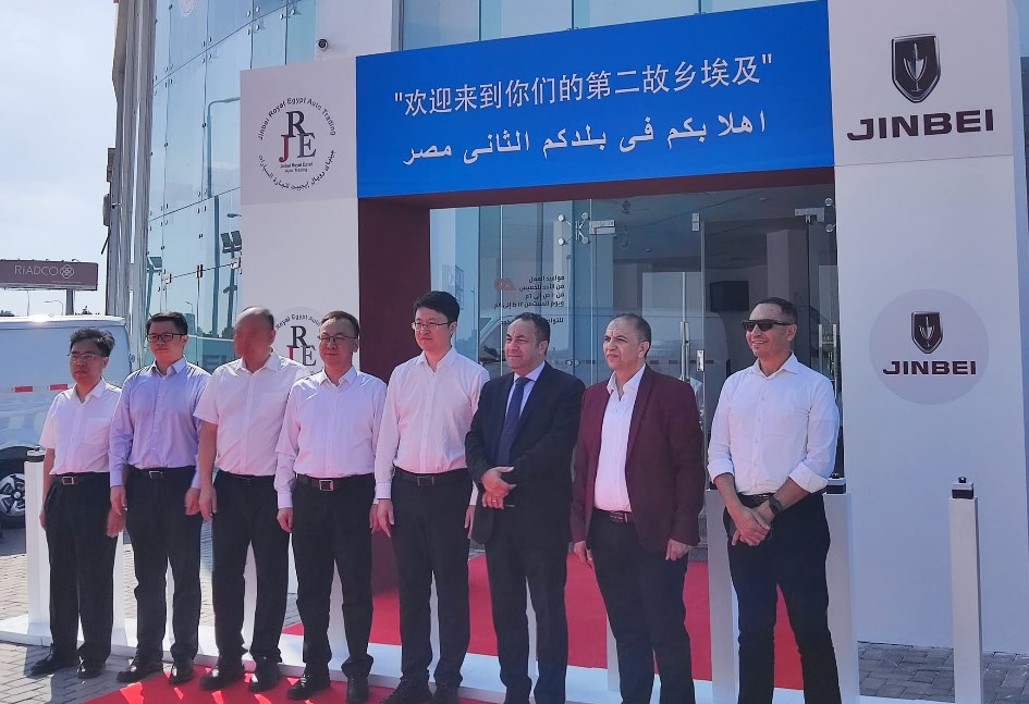 وفد جينباي الصينية خلال مراسم توقيع العقد في مصر