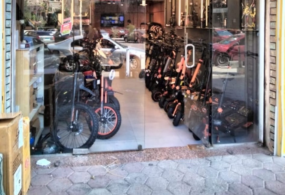 غلق محل في النزهة لبيع الاسكوتر الكهربائي للأطفال