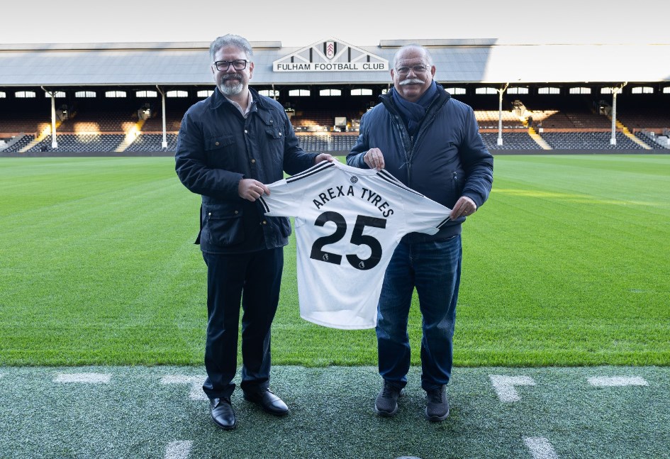 توقيع عقد الشراكة في فولهام بانجلترا 