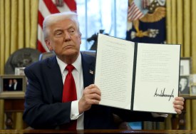 ترامب يفرض رسوم على السيارات المستوردة