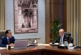 السير محمد منصور أثناء الاجتماع مع رئيس الوزراء