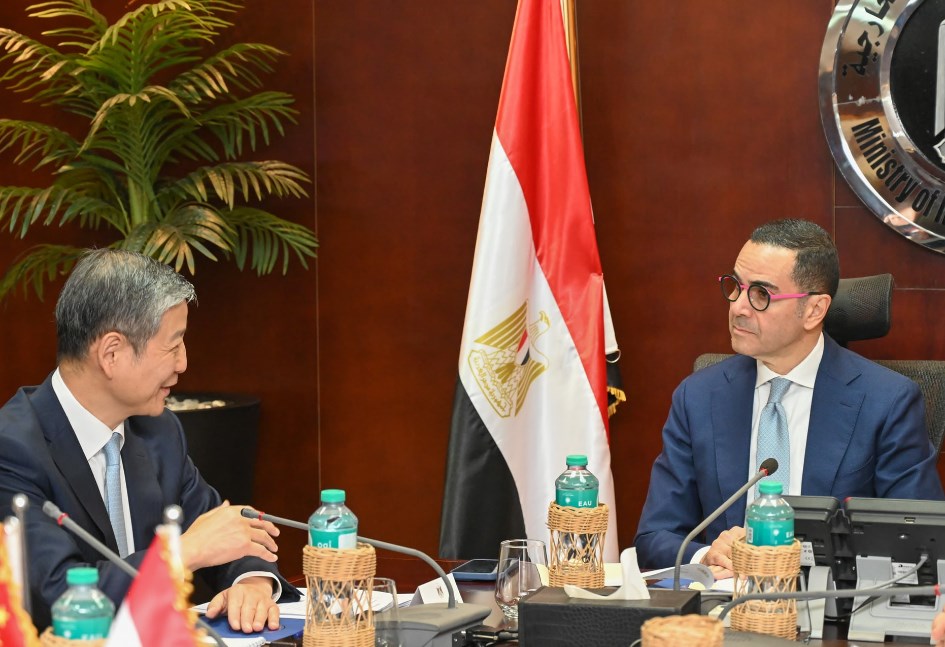 لقاء وزير الاستثمار والسفير الصيني