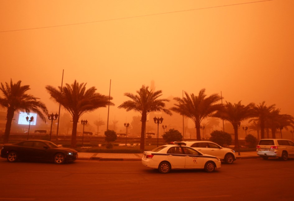 القيادة في عاصفة ترابية