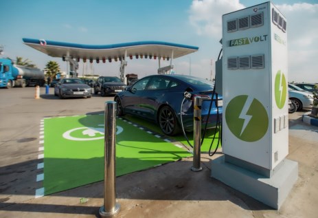 اتفاق أسباني مصري لاستخدام الذكاء الصناعي لتوفير حلول لشحن السيارات الكهربائية