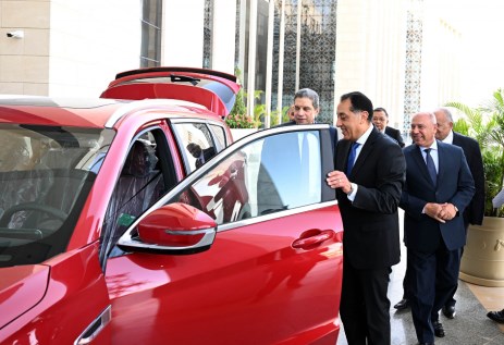 مدبولي يشاهد سيارات جيتور