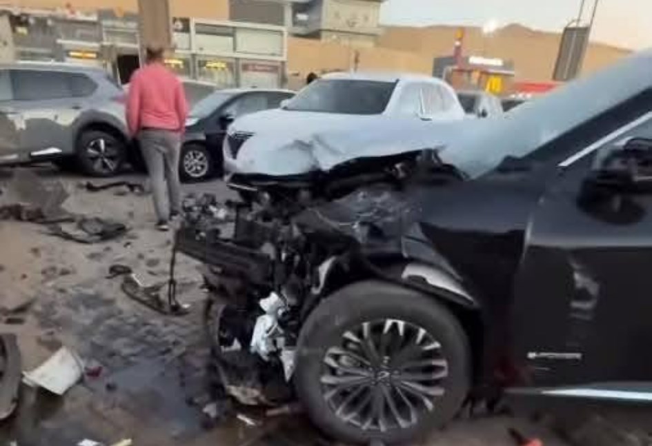 تلفيات كبيرة لسيارات بمعرض الليثي بسبب سيارة نقل