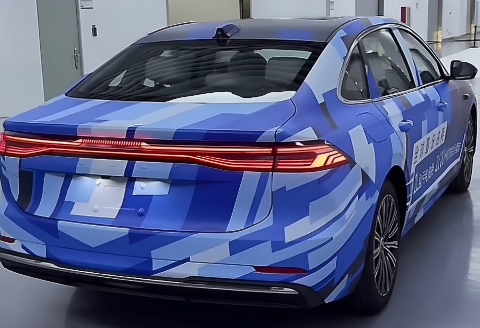 سيارة جيلي سيدان هايبرد الجديدة