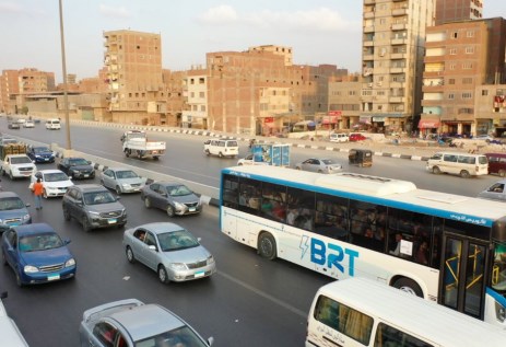 سير المركبات في حارة الأتوبيس الترددي