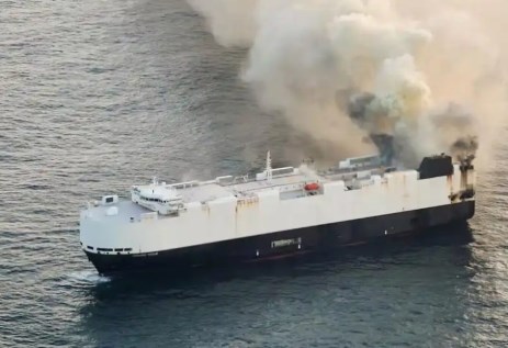 اشتعال سفينة تحمل سيارات كهربائية من الصين للمكسيك