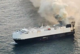 اشتعال سفينة تحمل سيارات كهربائية من الصين للمكسيك