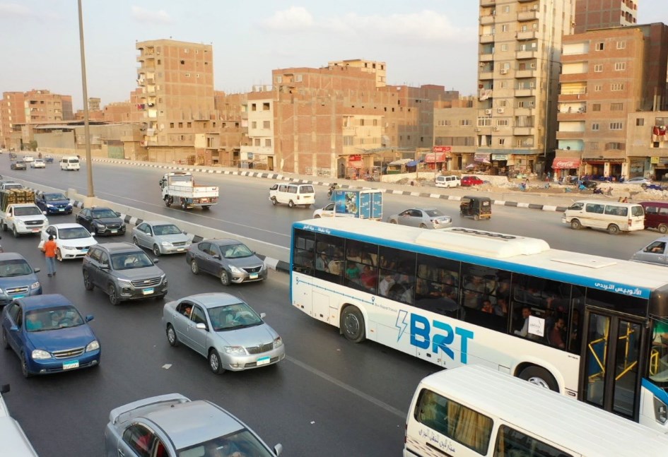 سير المركبات في حارة الأتوبيس الترددي