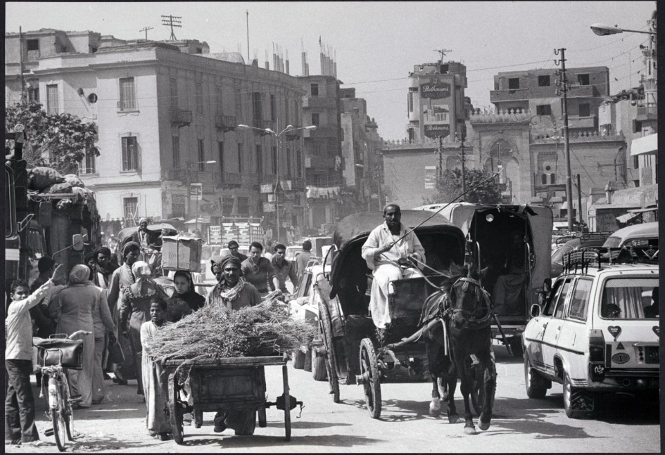 حركة المرور في القاهرة - في القرن العشرين، ازداد عدد الأشخاص الذين انتقلوا من الريف إلى المدينة. ولفغانغ هاوت