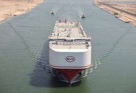 أكبر سفينة نقل سيارات بالعالم تعبر قناة السويس