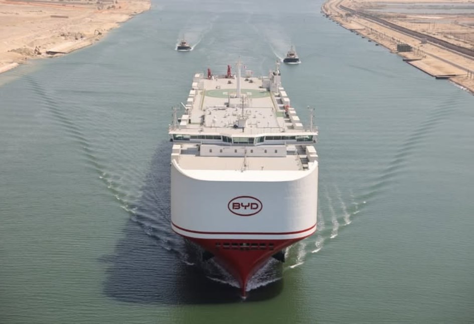 أكبر سفينة نقل سيارات بالعالم تعبر قناة السويس