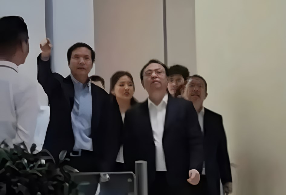  زيارة رئيس BYD التنفيذي وانغ تشوانفو لمصنع شاومي