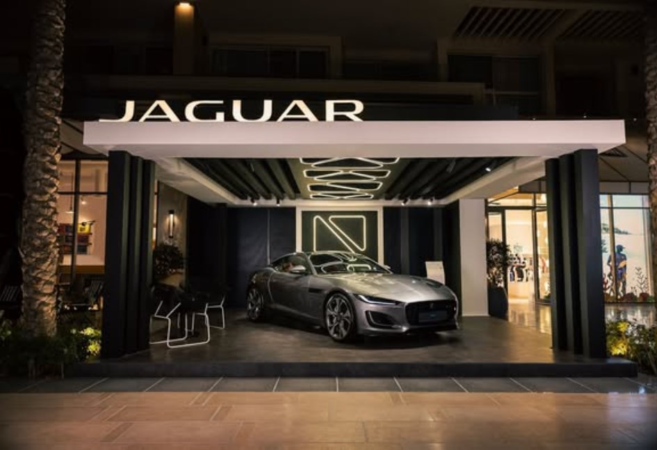 جاجوار F-Type  في الساحل الشمالي