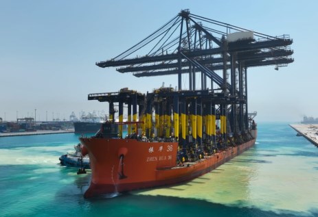 وصول الاوناش العملاقة لميناء السخنة