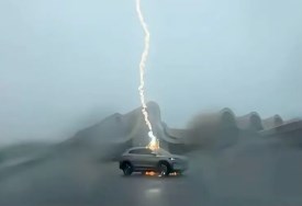 البرق يضرب سيارة صينية كهربائية