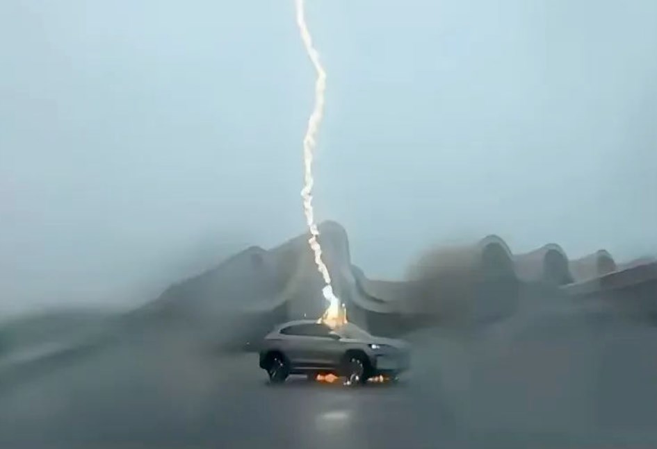 البرق يضرب سيارة صينية كهربائية