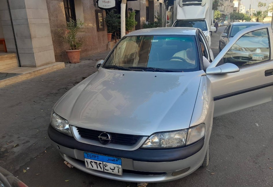 أوبل فيكترا في المزاد