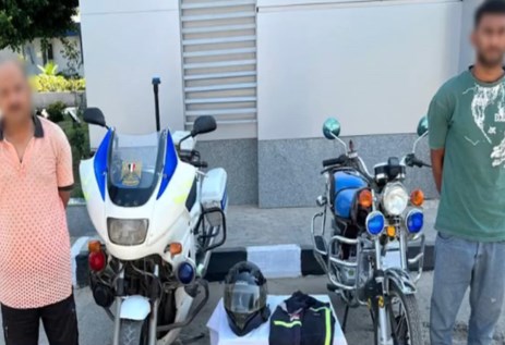 ضبط شخصين ينتحلان صفة رجال المرور ويستوليان علي الدراجات النارية