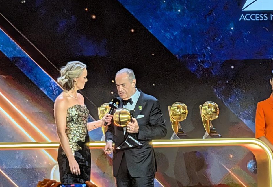 السير محمد منصور يتسلم الجائزة 