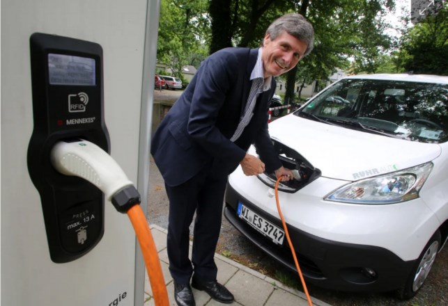 خبير السيارات الألماني الشهير البروفيسور فرديناند دودنهوفر