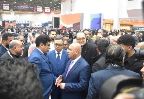 كامل الوزير خلال زيارة جناح كيي