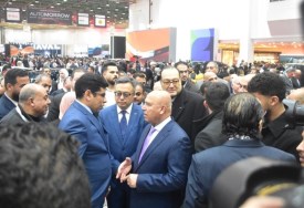 كامل الوزير خلال زيارة جناح كيي