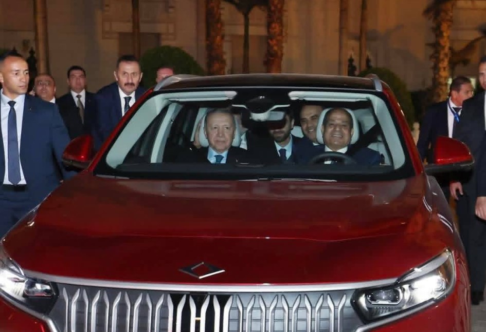 السيسي يقود سيارة توج التركية