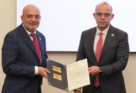 تسليم الرخصة الذهبية لشركة ماك لتصنيع وسائل النقل