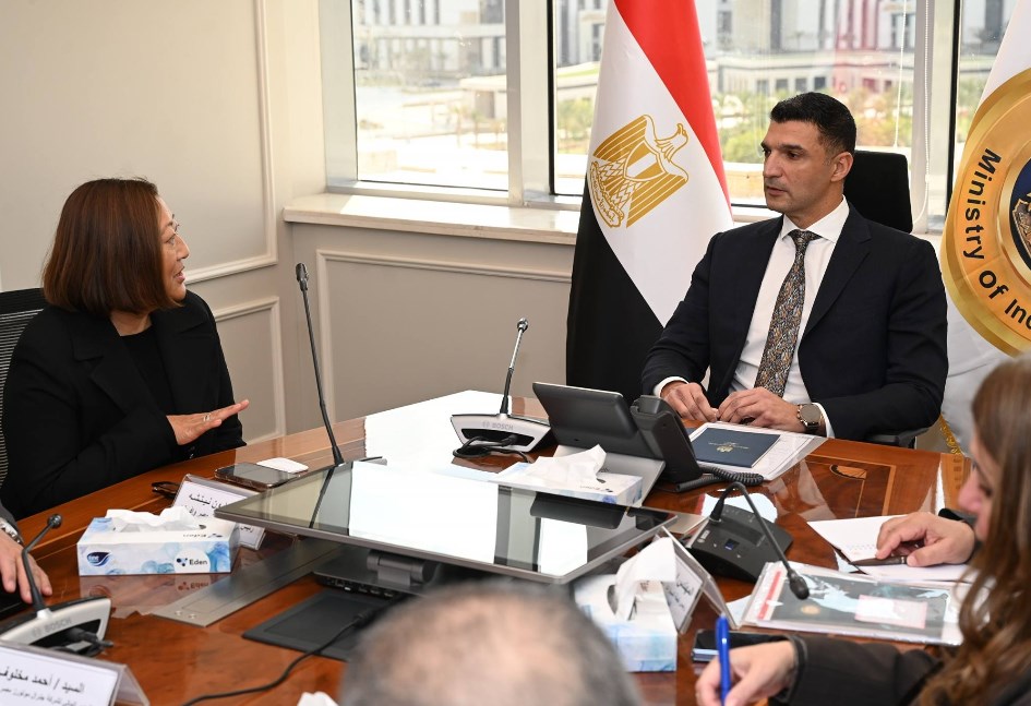 وزير الصناعة وشارون نيشي