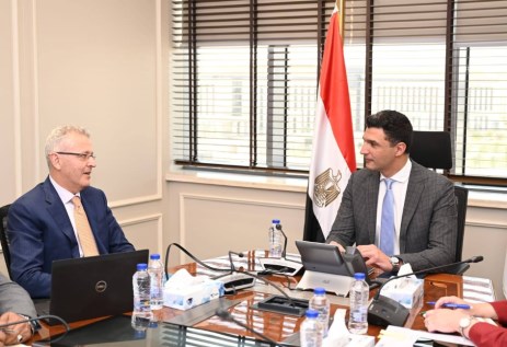 لقاء وزير الصناعة ومسئولي جي بي أوتو