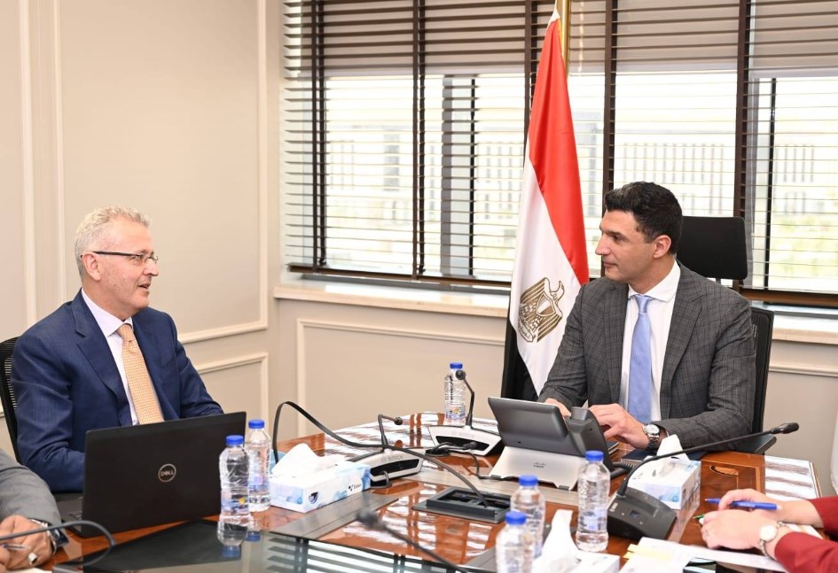 لقاء وزير الصناعة ومسئولي جي بي أوتو