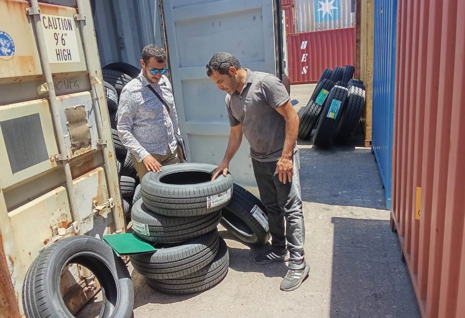 فحص شحنات الإطارات بالموانيء المصرية