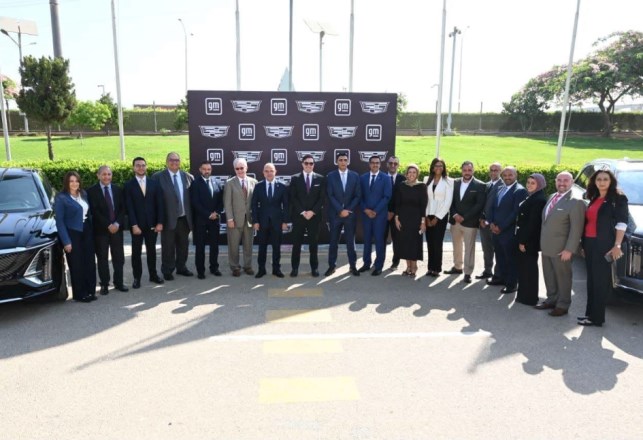 كبار المسؤولين الحكوميين في مصنع جنرال موتورز مصر