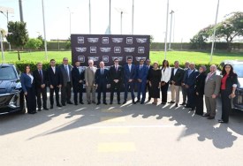 كبار المسؤولين الحكوميين في مصنع جنرال موتورز مصر