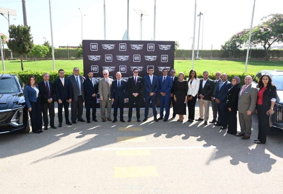كبار المسؤولين الحكوميين في مصنع جنرال موتورز مصر